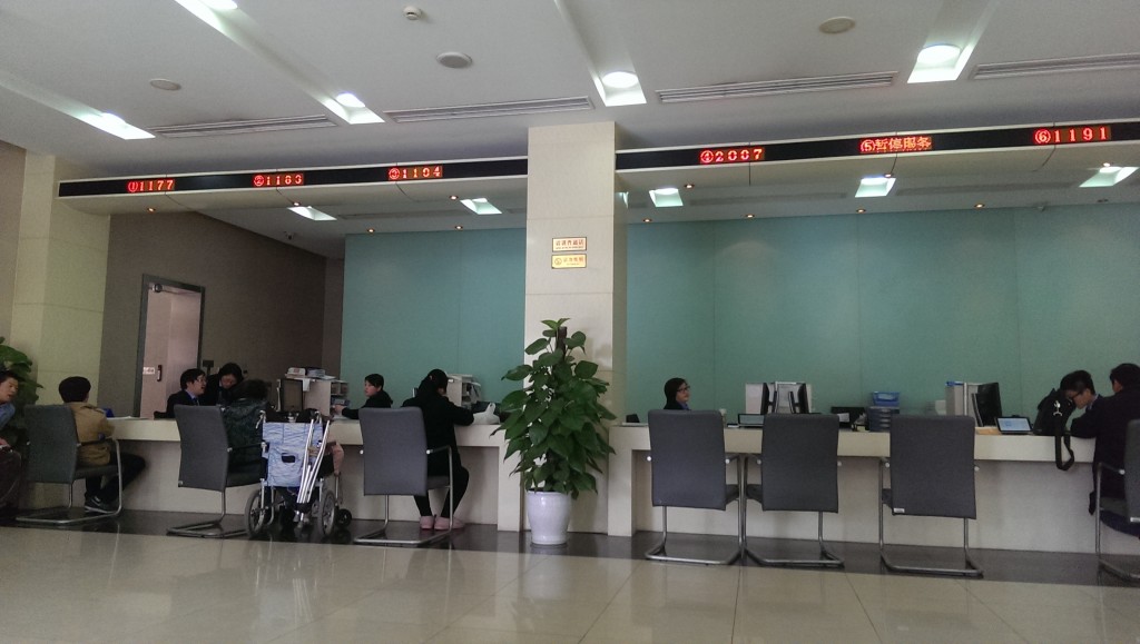 中国の役所でも電光掲示板を備え付けている