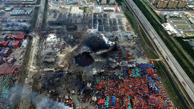 天津爆発事故でネット規制強化-上空からの写真。巨大な穴が見える